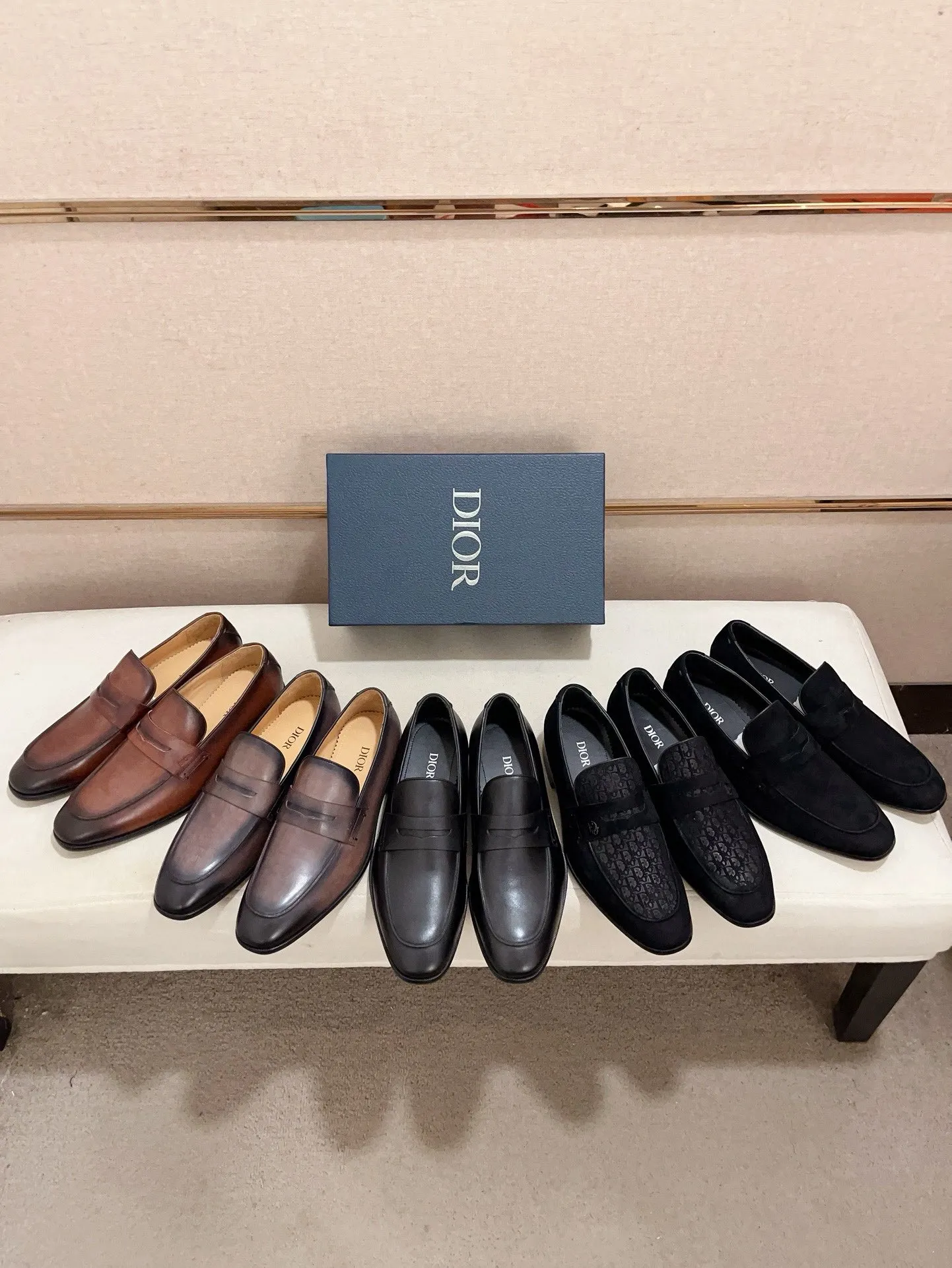 Men's shoes 💰: 540💰 High-end version of Dior Dior's new series. Famous actors and Internet celebrities wear super popular designs. The sculptures of French artist Niki de Saint Phalle are designed as rings. Material: Fabric: Imported original material. Foot: cowhide. Outsole: Rubber outsole. Men's shoe size: 38~44. Can be customized to size 45.